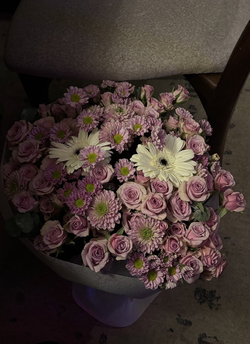 وتأنَسُ النّفسُ في نفْسٍ تُوافِقُها
بالفكرِ والطّبعِ والغاياتِ والقيمِ