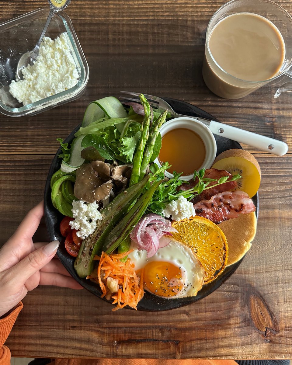 20歳くらいのとき、働いてたレストランでキッチンの人から“レタスもやさしくちぎってやれば、不思議と長持ちする”って言われたのを今だに思い出すんだけど、そのちぎったレタスをスピナーで水切りするとき、“力任せにするとレタスが目が回るから”って言ってて、私その人の作った料理がずっと好きだった