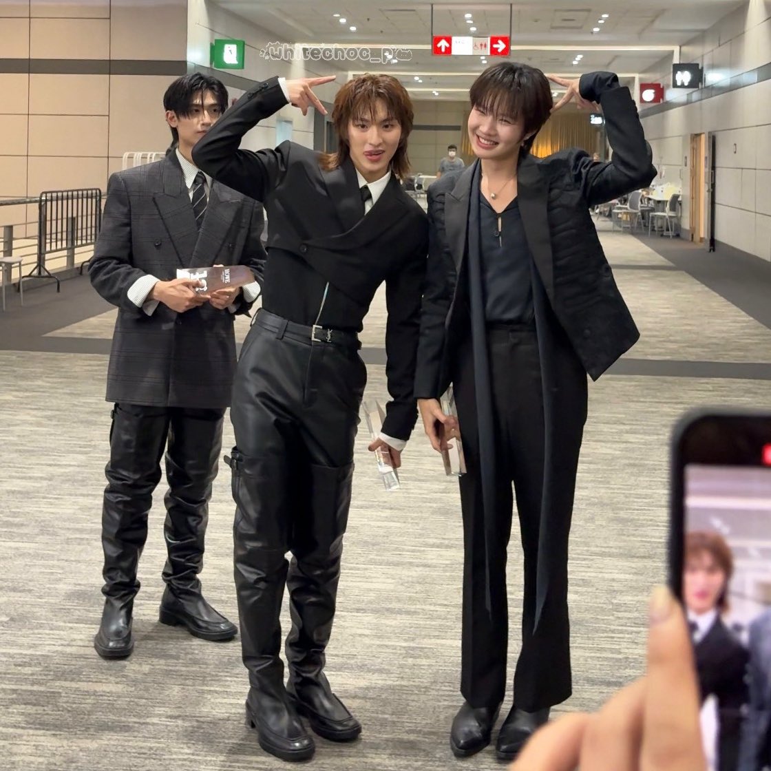 whosshii's tweet photo. The way thomas is third wheeling in his own relationship is so fucking funny to me😭 he is literally Steve. https://t.co/GsfKo2pNrM