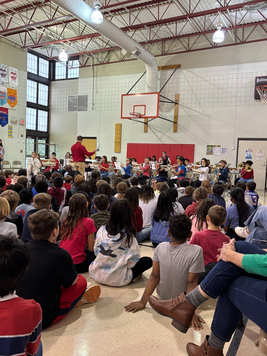 d61greco's tweet photo. Such a great assembly with a great message! Veterans Day 2025 @d61Lace #d61learns https://t.co/olfNeaJxio