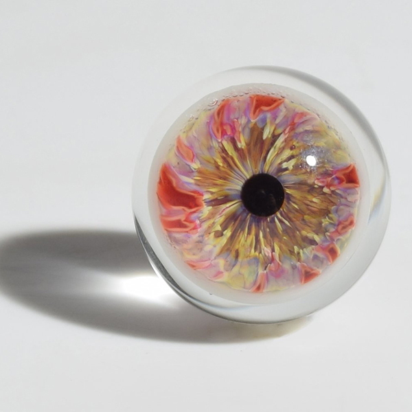 #ガラスフェス
2026年1月23日・24日開催！
会場：KIITO

出展ブースを紹介します✨

A-38
六角秋桐
技法：ランプワーク
人々の生活を見守る「瞳」をガラスで作り、生活に紛れる不可思議な「生き物」としてオブジェにしています。