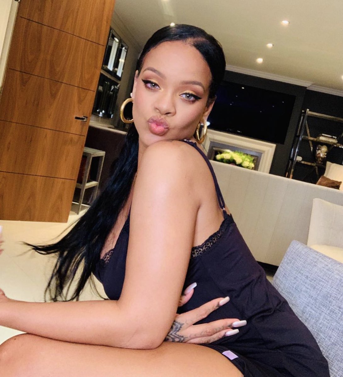 DailyRapFacts's tweet image. Rihanna is now the first Black woman EVER to build two billion dollar brands “Fenty Beauty” &amp;amp; “Savage X Fenty” 🏆

Both are now worth over $3 billion combined 💰