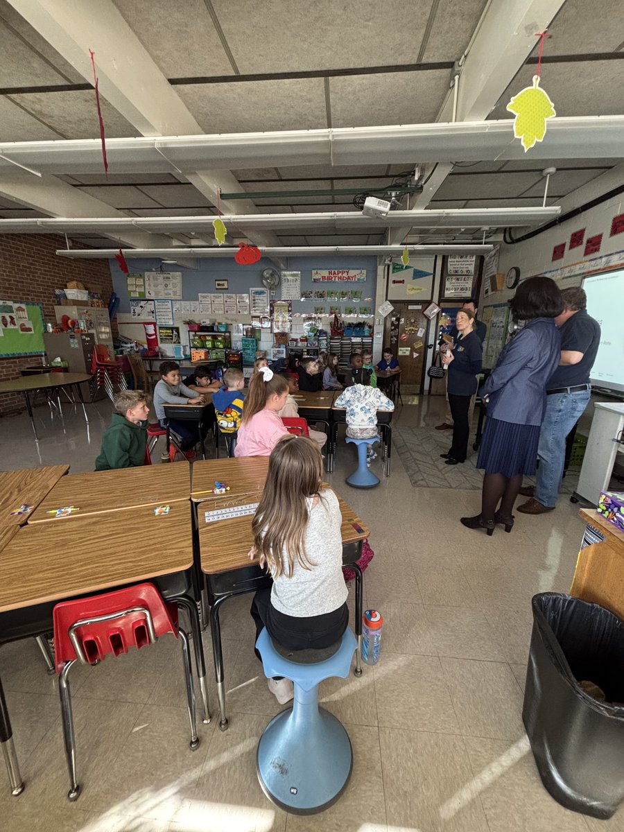 d61greco's tweet photo. The Rotary Club gave our students new dictionaries today, what a special treat! #d61Lace #d61learns https://t.co/LPT7NxB4dO