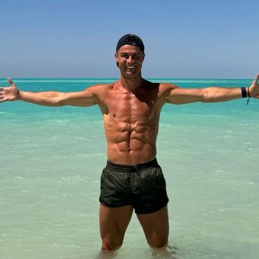 Frank Lampard: 

“Me encontré con Cristiano Ronaldo de vacaciones hace unos meses. Estábamos en el mismo hotel de playa y, por suerte, su punto de bronceado diario estaba un poco más abajo que el mío. Me aseguré de mantener la distancia porque estaba en una forma física increíble