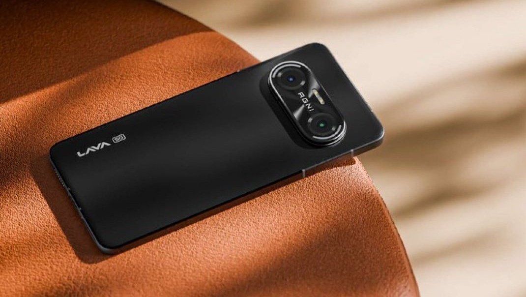 Trolling_isart's tweet image. This might just be the best-looking phone an Indian brand has ever made 👏

But let’s be honest one good design doesn’t mean you pack your bags for the UK launch 😂

Nobody’s buying Lava here, and they’re going global now 👽