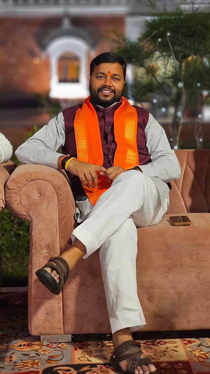 जीवन का सबसे बड़ा गुरु वक्त होता है 
क्योंकि जो वक्त सिखाता है वो कोई नहीं सिखा पाता है ।।