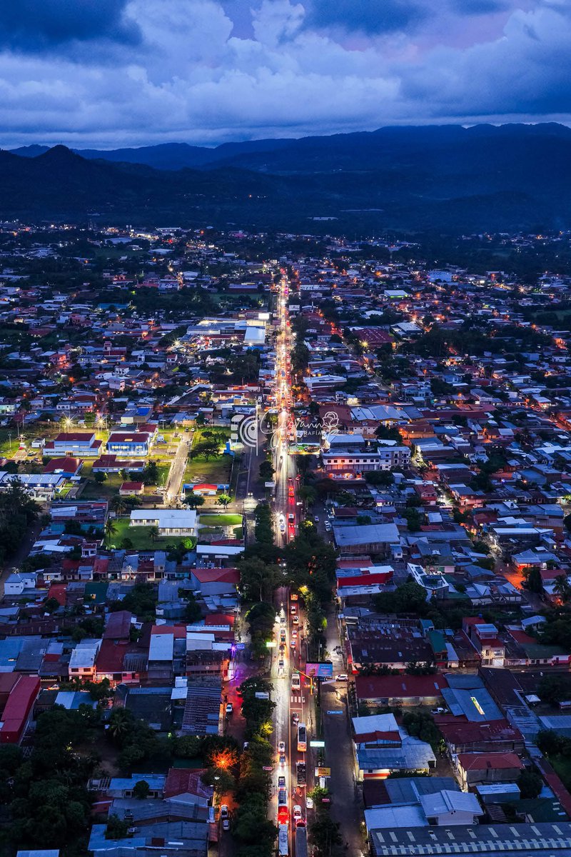 La Carretera Panamericana ilumina la noche esteliana 🌃🚗✨ Un corredor lleno de vida entre montañas y clima fresco 💙🇳🇮
#Estelí #RelaxNica