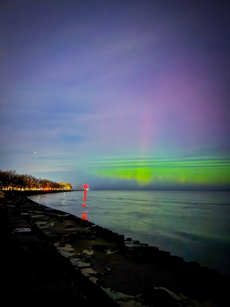 ShotInChi's tweet photo. Northern Lights in Chicago #Chicago #Northernlights https://t.co/GT10o80QqQ