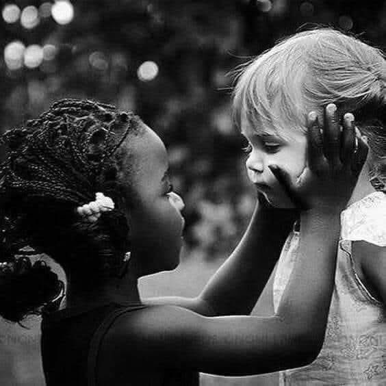 Çocuklar ırk ve din bilmezler,
insan ayrımı yapmazlar,
ölçütleri sevgidir.
Nefreti büyüklerden öğrenirler…
Martin Luther King.🥀