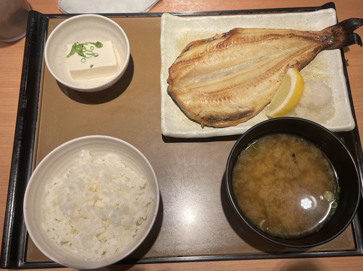 感謝はしまほっけ定食の形をしている。
(今日の賄い)

お盆とか食器でどこか分かっちゃうね🙂