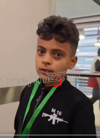 OpaHenk62's tweet image. Daar... zijn de zielige zieke #kinderen.... uit #Gaza.. 

Hallo lieverd... wat heb jij een MOOIE trui aan...!!  
Met een M16 #aanvalsgeweer!!  

Dat is mooi zeg...    Jullie vinden ONS toch ook best #LIEF... en #naief...?? @geenstijl