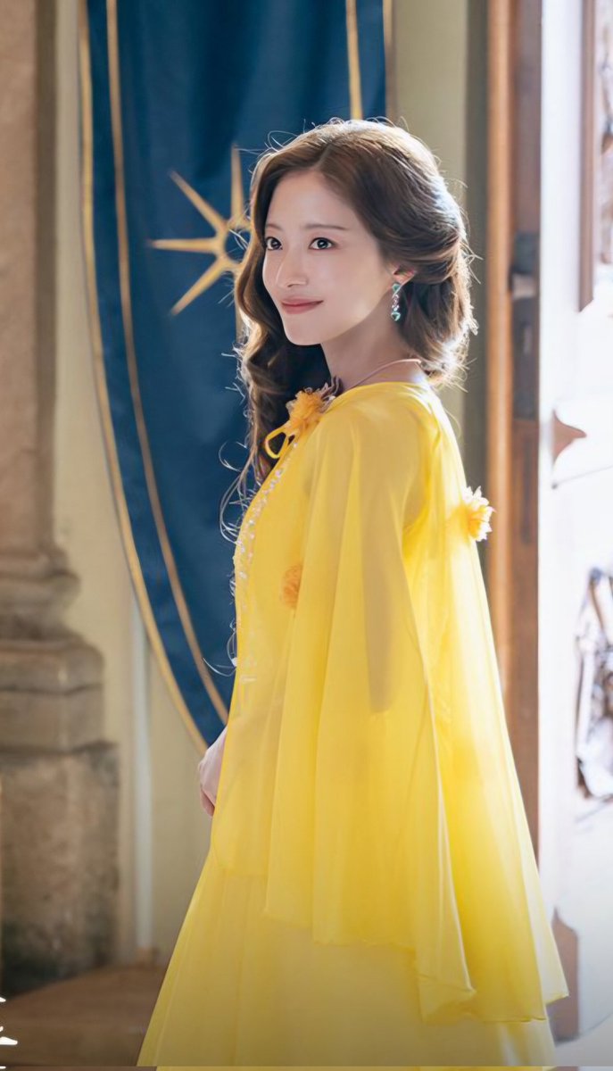 JulieKwee's tweet photo. In awe of her beauty. Stunning! 🥰🥰 #Rashta #LeeSeYoung #TheRemarriedEmpress https://t.co/AlidAqCkLn