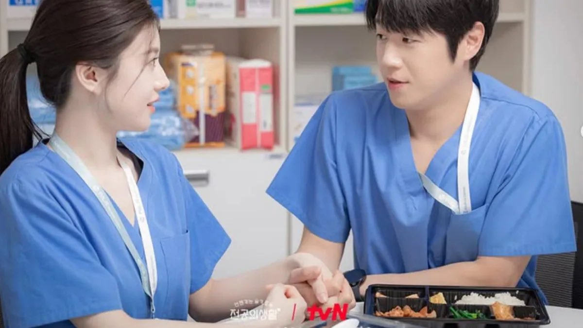 emang boleh ya sesama pegawai pacaran di ruang tunggu while the facility workers are working??? kan sama-sama pegawai, ga sopan ga si?
gak enak diliat dan gak nyaman juga karyawan bareng bareng gini. 

minimal lepas seragam dulu.