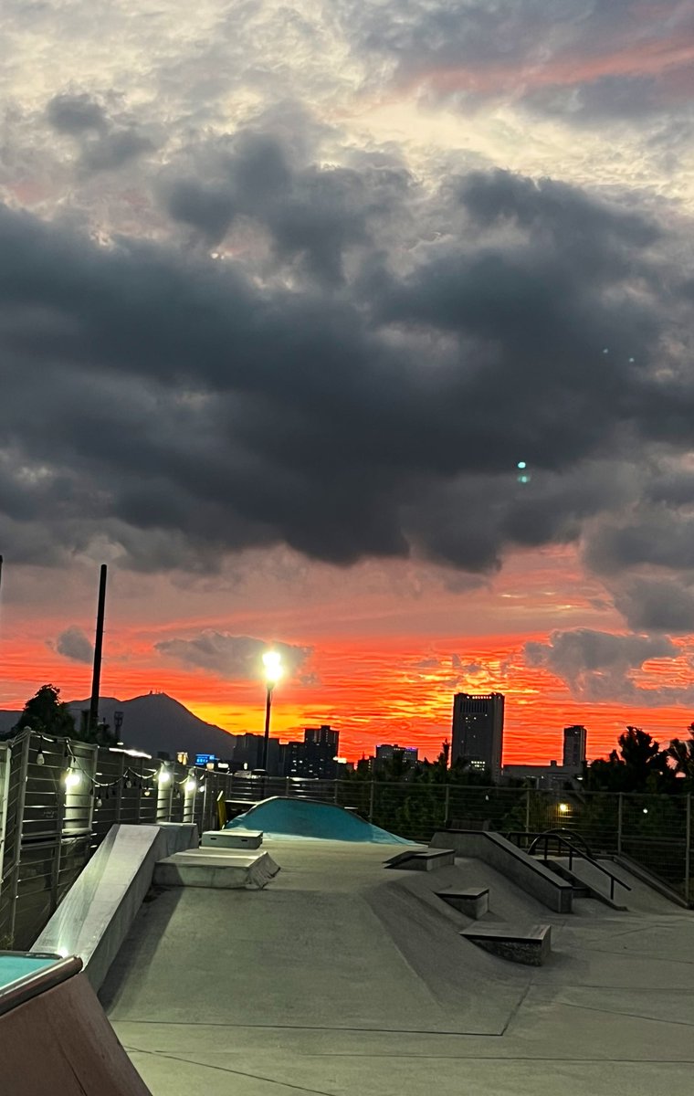 Lucky0611g's tweet image. 空がラスボス戦。
たぶんサルーインと戦ってる。