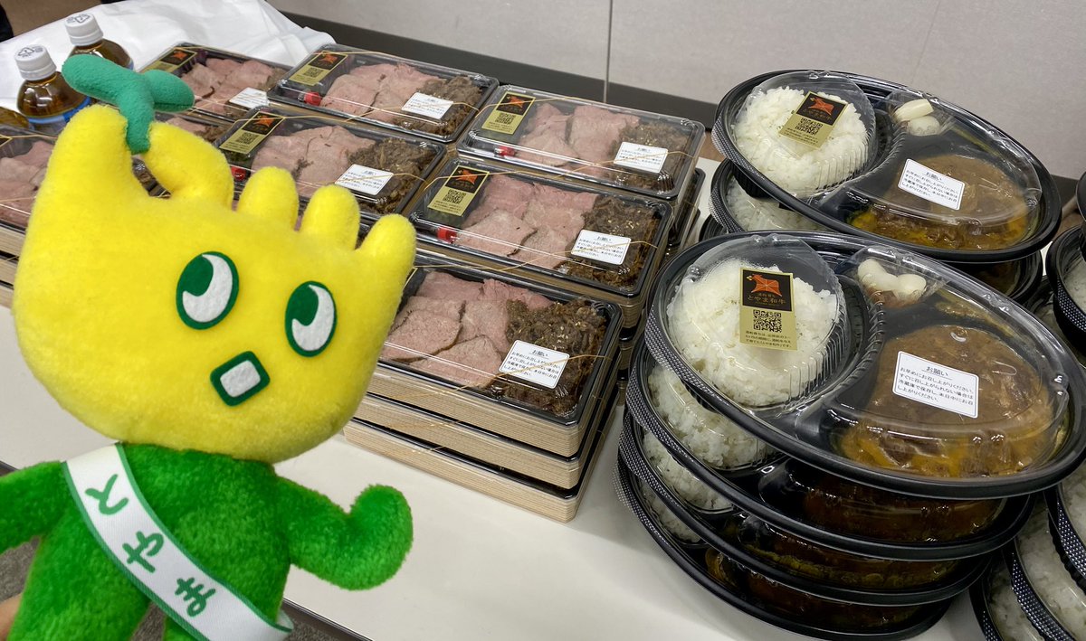 ／
がんばれ富山ドリームス🤾‍♂️✨✨
＼
男子ハンドボールチームの富山ドリームスさんへ、「とやま和牛 酒粕育ち」を使用したお弁当と氷見はとむぎ茶を差し入れしました❗️🍱

ハードな練習を頑張る皆さんに喜んでもらえますように😆💙
応援しています📣

#ハンドボール#富山ドリームス