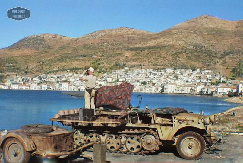TRUFAULT's tweet image. Bonita 📷 coloreada, que corresponde a finales de 1943.
Se tomó en la bahía de Vathy, en la isla de Samos (Grecia), en la que un artillero de un semioruga Sd.kfz.10/4 DEMAG equipado con un cañón FlaK 30 de 2 cm vigilaba sus alrededores.
🇩🇪🇬🇷
#WW2 #COLORIZED #WWII #FlaK #War #wwii