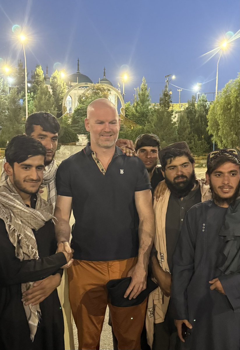 SartorialShootr's tweet image. Reflecting on most recent trip to Kandahar

Incredibly different to previous trips 

Each time I interacted with the guys with the beards and black turbans - at airport, check points, when detained for questioning briefly at a tourist site - they were wary of me as a clearly ex…