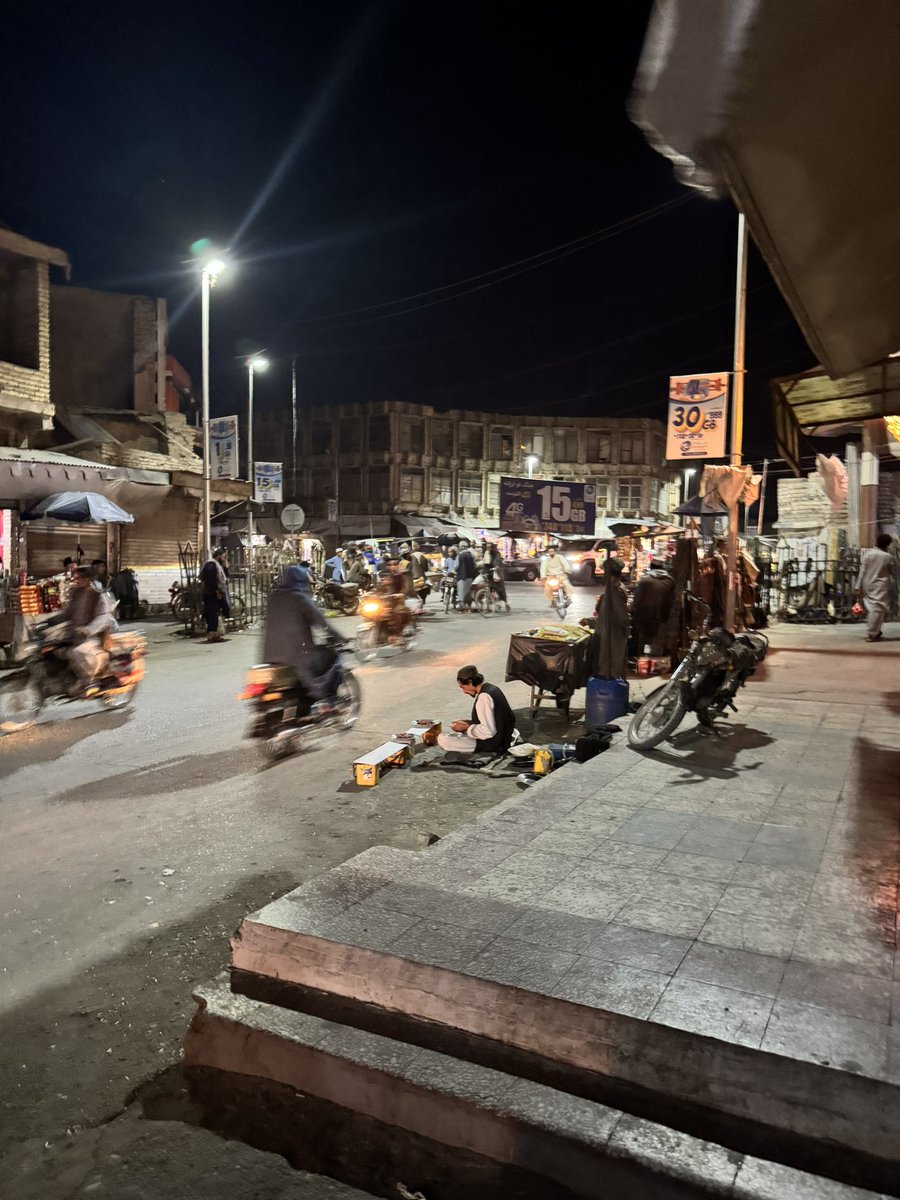 SartorialShootr's tweet image. Reflecting on most recent trip to Kandahar

Incredibly different to previous trips 

Each time I interacted with the guys with the beards and black turbans - at airport, check points, when detained for questioning briefly at a tourist site - they were wary of me as a clearly ex…