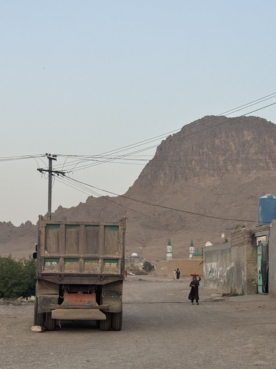 SartorialShootr's tweet image. Reflecting on most recent trip to Kandahar

Incredibly different to previous trips 

Each time I interacted with the guys with the beards and black turbans - at airport, check points, when detained for questioning briefly at a tourist site - they were wary of me as a clearly ex…