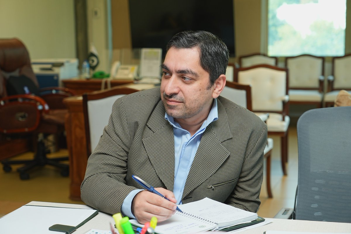 اسلام آباد میں وفاقی وزیرِ صحت سید مصطفیٰ کمال کو ڈائریکٹر جنرل ہیلتھ (DG-H) اور ٹیم کی جانب سے وزارتِ صحت کے تمام شعبہ جات پر تفصیلی بریفنگ دی گئی۔
پریزنٹیشن میں بنیادی، ثانوی اور اعلیٰ سطح کی صحت خدمات، ریگولیٹری اداروں، تحقیق، ڈیجیٹلائزیشن، ویکسینیشن اور ہیومن ریسورس مینجمنٹ