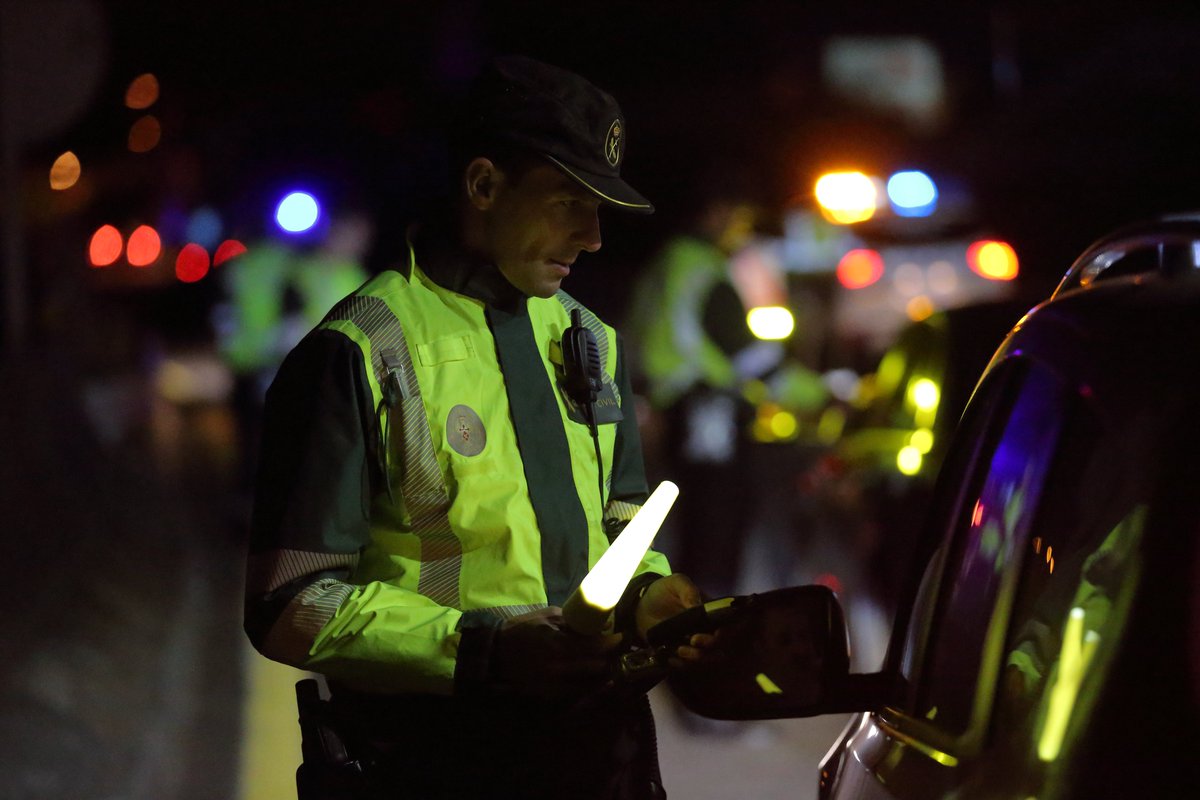 #DíaMundialSinAlcohol 
El #alcohol es uno de los factores de riesgo más frecuente en los accidentes de circulación. 

Está presente entre el 30% y 50% de los siniestros mortales . Si conducimos sin los efectos del alcohol se pueden evitar muchas muertes. ¿Te comprometes?