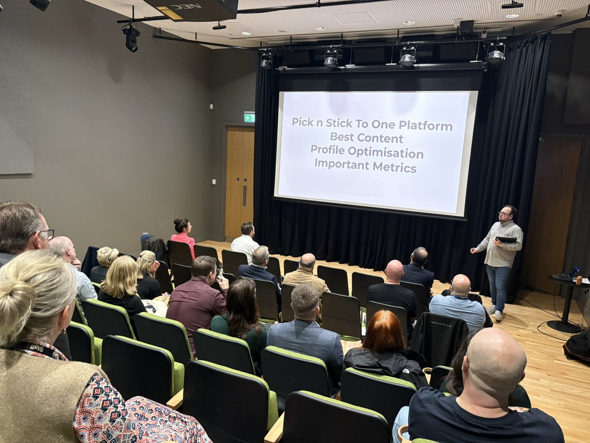 Fforwmbusnes's tweet image. Rydym nawr yn Y Bocs Oren ac yn clywed gan James Pryce o Digital Puk, sydd yn rhannu pa mor syml yw meistroli marchnata gyda strategaeth gadarn – hynod effeithiol a defnyddiol i lawer!

#BridgendBusinessForum #CreativeNetworking #NetworkingEvent