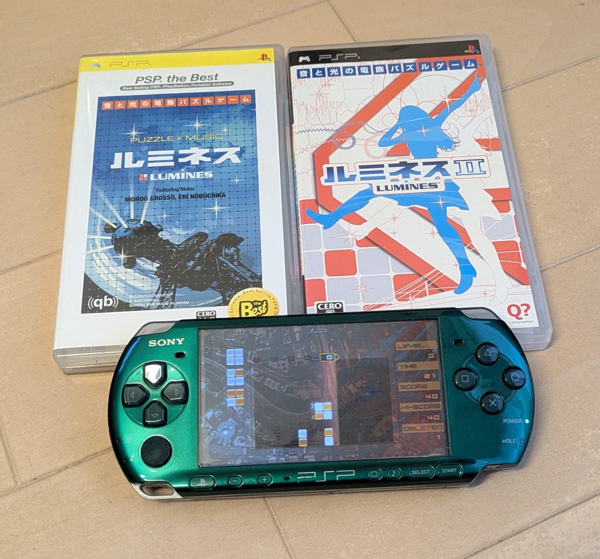 b_wings1234's tweet photo. PS5でルミネス アライズを買いました。
オシャレです。こんなオシャレなゲームを、私のようなクソダサゲームおじさんがプレイしていいのだろうかと尻込みするほどオシャレです。
私が持っているルミネスⅠとⅡも相当素敵だったのですが、それすら一瞬で置き去りにする程カッコいい演出が満載です(続く)

このゲームの主役は音と光。

落ち物パズルとして連鎖やボーナスを狙うというより、音と光とコントローラーの振動が織りなす不思議な没入体験をもっと長く続けたいからブロックを消す、そんな感覚があります。

真夜中に電気を消してプレイしたところ、落ちるのはブロックではなく、自分自身がこの世界に落ちていくような錯覚を一瞬覚えました。

恐らくこのゲームは「Rez」と同様にVRでプレイすべきゲームなのでしょう。
予算と時間の都合で現時点ではVR導入は難しいのですが、いつかやってみたいなあ…。
