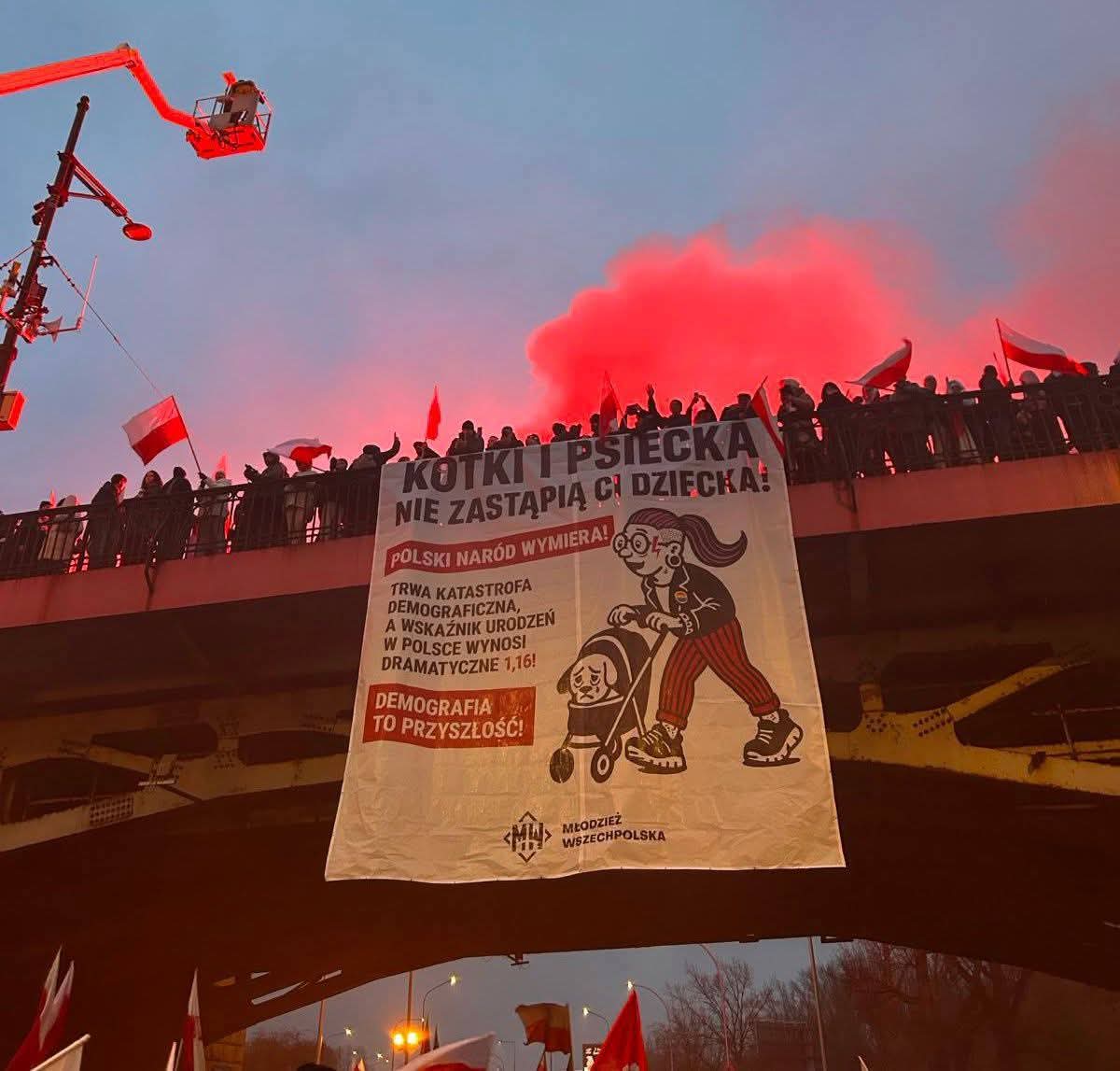 Prorodzinny baner <a href="/MWszechpolska/">Młodzież Wszechpolska</a> na Marszu Niepodległości.
Wedle hasła - kotki, psiecka nie zastąpią dziecka. Naszym celem jest zwracanie uwagi na problem i kontra przeciwko lewicowo-liberalnej propagandzie.
Demografia jest kluczowa, a duże rodziny są przyszłością Narodu.
