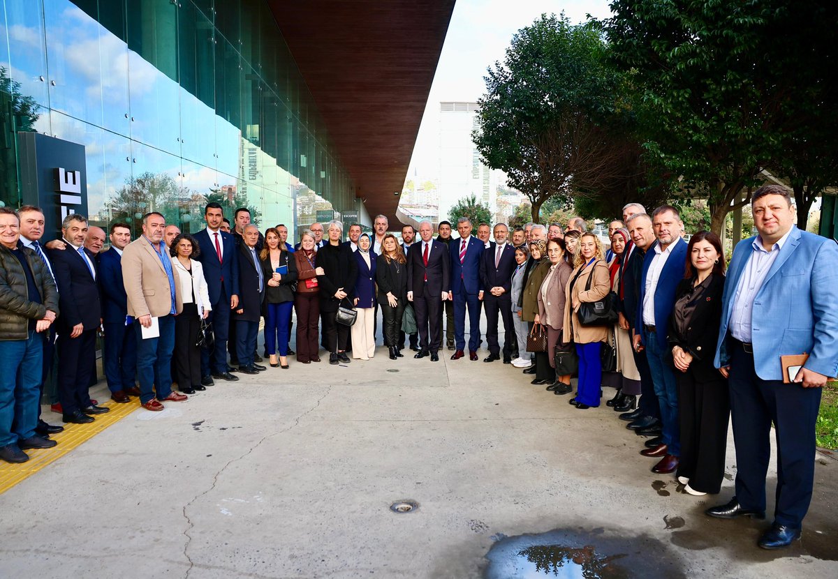 İstanbul Valisi Sayın Davut Gül’ün başkanlığında gerçekleşen Eyüpsultan Muhtarlar Toplantısına Eyüpsultan Kaymakamı Sayın Arslan Yurt, İçişleri Bakanlığı İller İdaresi Başkanı Sayın Suna Üstüner, Eyüpsultan İlçe Emniyet Müdürü Sayın Çağlayan Kurt ve Eyüpsultan İlçe Jandarma