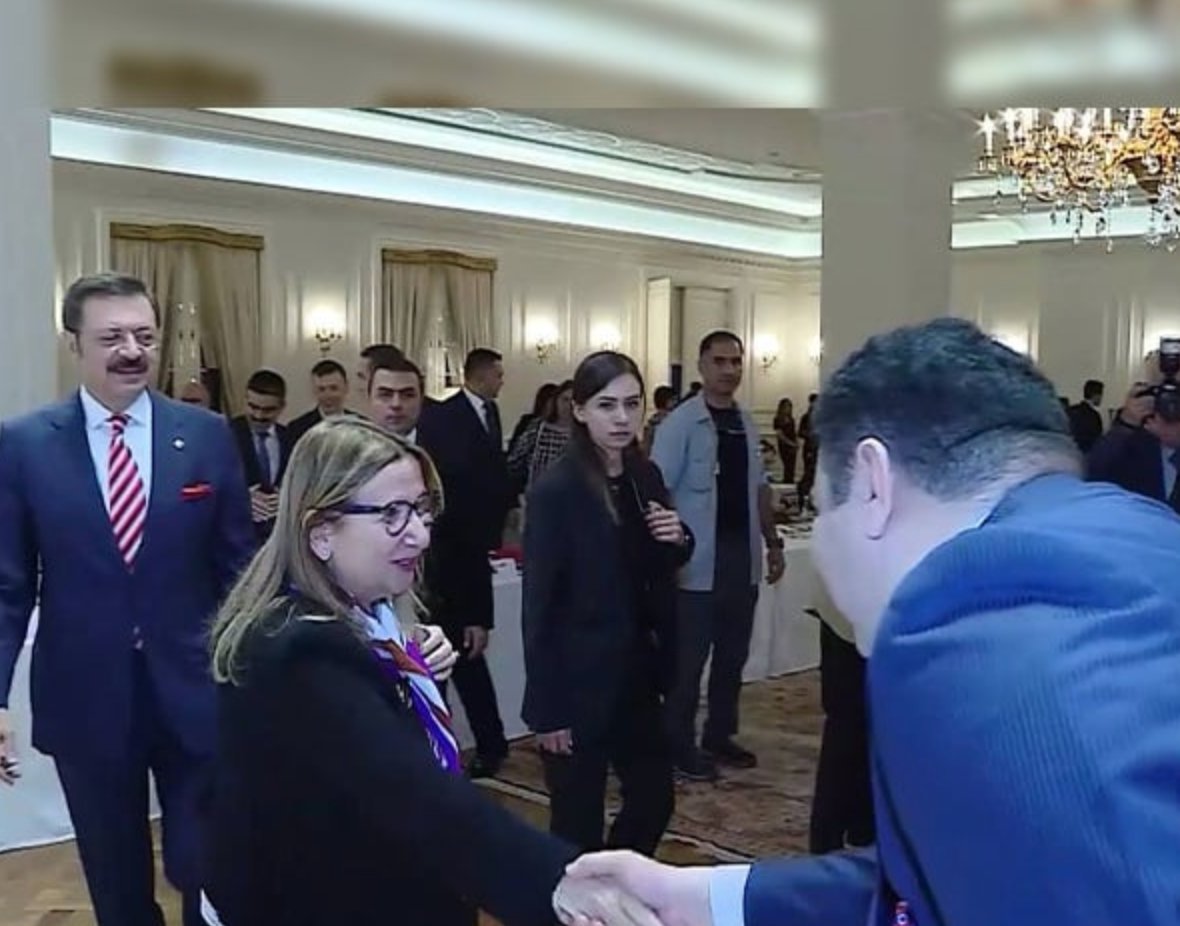 Kokain ticaretinden içeride yatan, Kocaeli'de kaçak perfüm imalathanesinde 6 işçisinin göz göre göre ölmesine neden olan Ali Osman Akat'ın yepyeni fotoğrafları çıktı. 
Saray'daki bir törene katılmış, Cumhurbaşkanı Erdoğan'ın dibine kadar girebilmiş. Bu arada kendisi gibi