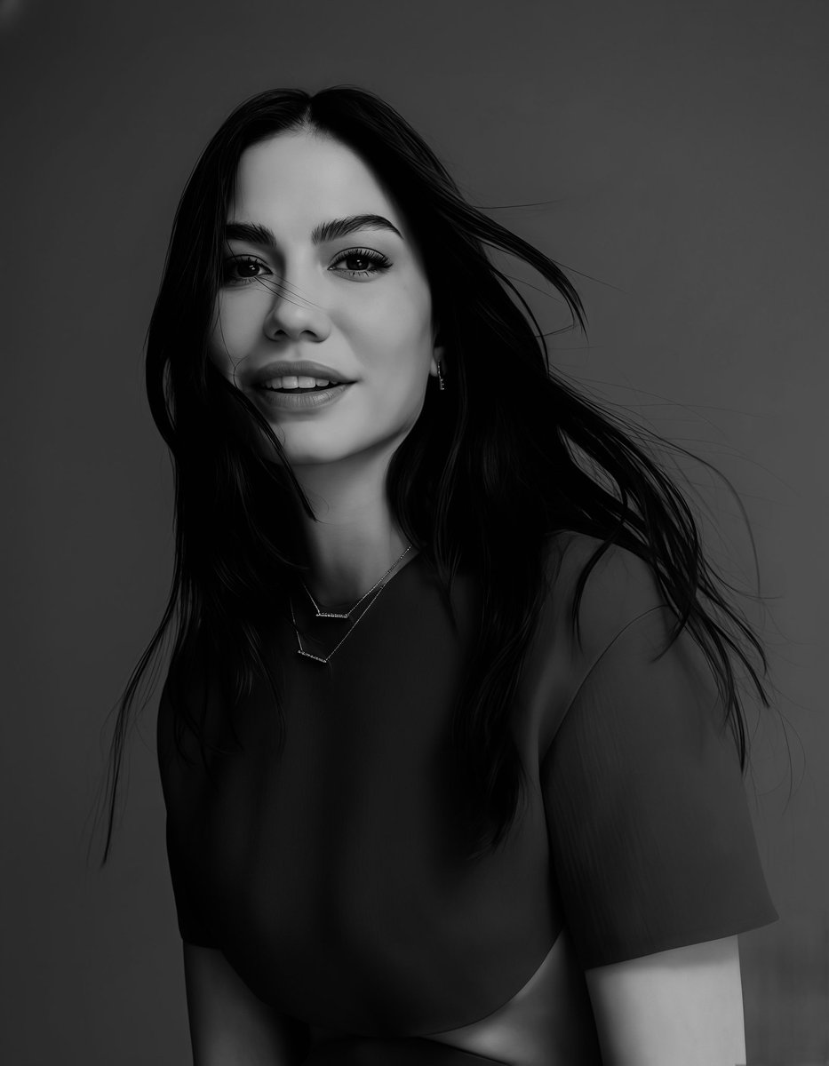 Güzel yüreğin gibi hep güzelliklerle dolsun hayatın ışık dolu olsun bitanem...🌸 
Seni çok seviyoruz sen bizim kıymetlimizsin.🤍 #DemetÖzdemir