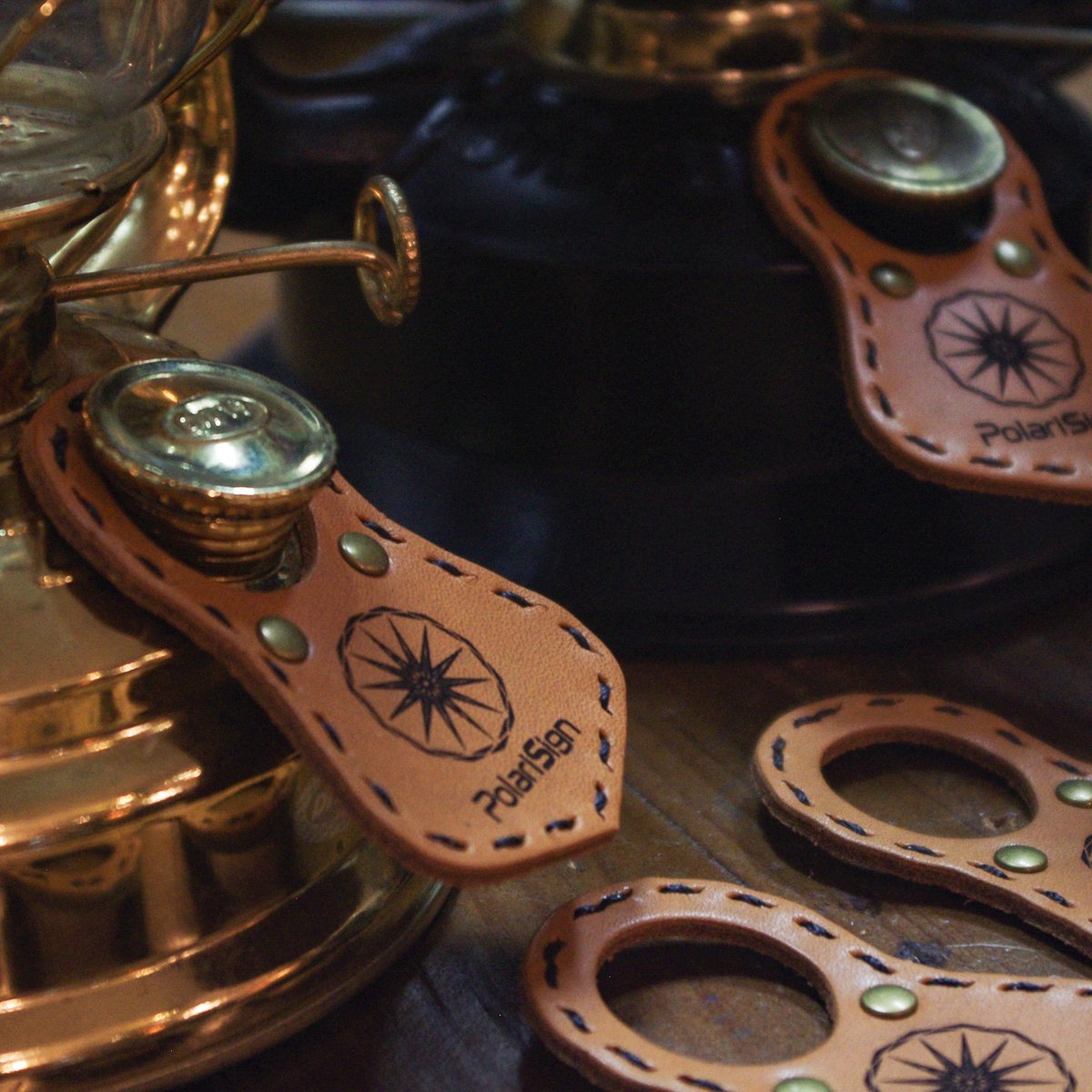 【新商品情報】🔥PolariSign×STEPPING STONES　オイルランタン用本革タンクエプロン、販売開始！
<a href="/STEPPING_S/">STEPPING STONES【公式】</a> さんによる製作で素敵なクオリティ✨

「もう、オイル垂れに悩まない。」
オイルランタンユーザーの皆さん、タンクのサビや塗装剥げの原因、ご存知ですか？