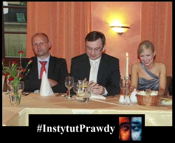 InstytutPrawdy's tweet photo. Wirtualna Polska w sieci Zbigniewa Ziobry: Miliony z Funduszu Sprawiedliwości i cienie autocenzury.
Wirtualna Polska przez lata otrzymywała miliony złotych z Funduszu Sprawiedliwości, sterowanego przez Zbigniewa Ziobrę. Bezpośredni kontakt z redakcją nawiązywała Patrycja Kotecka, żona ówczesnego ministra sprawiedliwości. Te zobowiązania nie wygasły, świadczą o tym dzisiejsze ataki na rząd ze strony propagandzistów WP, takich jak Szymon Jadczak czy Patryk Słowik. Za nimi stoi redaktor naczelny Paweł Kapusta, który strzeże interesów dawnych darczyńców.
Historia współpracy WP z Ministerstwem Sprawiedliwości pod wodzą Ziobry to klasyczny przypadek, jak media wpadają w pułapkę władzy.
„Nie będę demolował interesów z Ministerstwem Sprawiedliwości” - te słowa Tomasza Machały, byłego wiceprezesa WP, wypowiedziane otwarcie podczas spotkania z redakcją, brzmią jak alarm dla obrońców wolnych mediów. Machała nie krył, że „interesy” z resortem Ziobry są zbyt lukratywne, by je ryzykować, bo na szali leżą pensje całych zespołów. To nie głos strażnika prawdy, lecz menedżera korporacyjnej propagandy.
Ziobro dyktuje, WP publikuje: Konsultacje z żoną ministra Patrycją Kotecką - Ziobro.
Z ustaleń OKO. press wynika, że artykuły o Ziobrze były omawiane... z jego żoną, Patrycją Kotecką. Dziennikarze nie tylko przesyłali teksty „do komentarza”, ale czasem musieli wycinać całe fragmenty, by nie urazić „Pati Koti”. To nie dziennikarstwo, lecz polityczne zlecenie. Przed napisaniem materiału o ministrze dostawali numer do Koteckiej, i musieli opowiedzieć jej o planach. Ona analizowała, sugerowała zmiany lub kiwała głową. Wszystko pod pozorem „komentarza”.
Fikcyjni autorzy i nieoznaczone laurki.
Gdy WP zarzuca się cenzurę i manipulacje, rzecznik zaprzecza: brak współpracy z ministerstwem, a pseudonimy to „standard”. Rzeczywistość? Fikcyjne nazwiska, jak Krzysztof Suwart czy Krzysztof Major, podpisywały setki tekstów wychwalających Fundusz Sprawiedliwości i politykę Ziobry. Żaden nie był oznaczony jako sponsorowany, choć powstały za publiczne pieniądze.
Atak na NIK zamiast śledztwa.
W 2019 roku Najwyższa Izba Kontroli wydała druzgocący raport o marnotrawstwie w Funduszu. Dla rzetelnej redakcji to okazja do dziennikarskiego ataku. Dla WP pretekst do kontruderzenia, czyli obrony Ziobry i krytyki NIK. W tym samym okresie portal publikował materiały, w których resort jawi się jako zbawca ofiar, seniorów i kierowców. Podpisane przez... nieistniejących Suwarta i Majora.
Pati Koti - Dwa etaty, jedna sieć wpływów.
Kotecka nie tylko cenzurowała treści, pełni też rolę dyrektorki marketingu w Link4, spółce zależnej od państwowego PZU. WP i Link4 od lat współpracują intensywnie: setki artykułów, kampanie, „projekty edukacyjne”. Kotecka bagatelizuje: to zbieg okoliczności, WP jest nawet krytyczniejsza wobec Ziobry niż inni. Fakty temu przeczą, to sieć powiązań podszyta kłamstwami.
Autocenzura na wzór TVP.
Byli pracownicy WP opisują redakcję jako miejsce, gdzie cenzura nie wymaga rozkazów, wystarczy świadomość konsekwencji. „Niewygodny” tekst o Ziobrze znika z głównej strony, zdejmowany przez „asystentkę Tomka”. W najlepszym razie trafia w archiwa, gdzie ginie. Za zbyt ostry materiał? Dzwoni resort, nie czytelnik.
Słowik i Jadczak: Nowi wykonawcy dawnych długów.
Gdy temat pali Ziobrę czy Kaczyńskiego, do boju ruszają Patryk Słowik i Szymon Jadczak. Broni ich naczelny WP. Pieniądze z Funduszu nie śmierdzą, zobowiązania trzeba spłacić. Słowik to nie tylko propagandysta, ale i hejter, jego wpisy kipią chamstwem, wyzywając przeciwników od debili. Nigdy nie dorósł do roli publicysty.
Jadczak i Słowik to tylko wierzchołek góry lodowej, stare układy w mediach mają więcej ramion.
#InstytutPrawdy