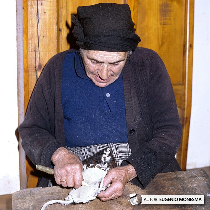 EugenioMonesma's tweet photo. 🐑✂️ Antes nada se perdía, todo se aprovechaba y se transformaba, incluso las #pieles de animales.
En 1995 Alfredo, Josefina y Tía Serena me mostraron su habilidad para transformar #cuero de cabra en #abarcas y #mochilas.
📽️ Documental COMPLETO (11'): https://t.co/BjzhNEoM99 https://t.co/7VVNNvl6Pp