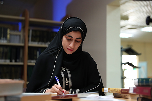 ✨📖خمسة وأربعون نصًّا قصصيًّا لطلبة الجامعات العُمانية تُنير آفاق الإبداع في المسابقة الأدبية لكتابة القصة القصيرة بـ #جامعة_نزوى! 

🏆لجنة التحكيم تبدأ تقييم الأعمال، والنتائج تُعلن في احتفالية اليوم العالمي للغة العربية 2025. 

📌تفاصيل الخبر على الرابط: