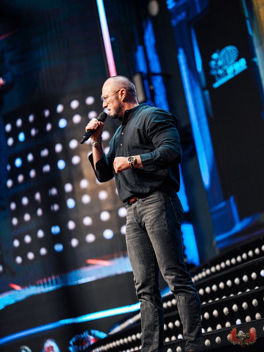 „Nu ți-e dor de scenă?”

Nu. Mi-am trăit momentul acolo.
Astăzi sunt pe altă scenă – cea din culise, unde se construiesc visurile altora.

Aici pot face mai mult pentru sport, pentru comunitate și pentru România decât aș fi putut ca simplu concurent.