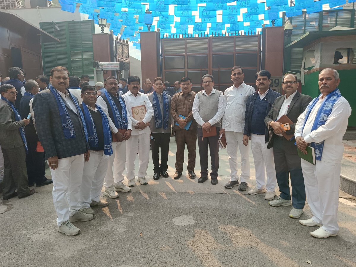 sumaratsingh's tweet image. आज दिनांक 13/11/25 को दिल्ली में परम आदरणीय बहन कुमारी मायावती जी( राष्ट्रीय अध्यक्ष बसपा पूर्व मुख्यमंत्री उत्तर प्रदेश )ने (राजस्थान,मध्यप्रदेश , छत्तीसगढ़, गुजरात, दिल्ली ) प्रदेश के संगठन की समीक्षा कर दिशा निर्देश दिए -