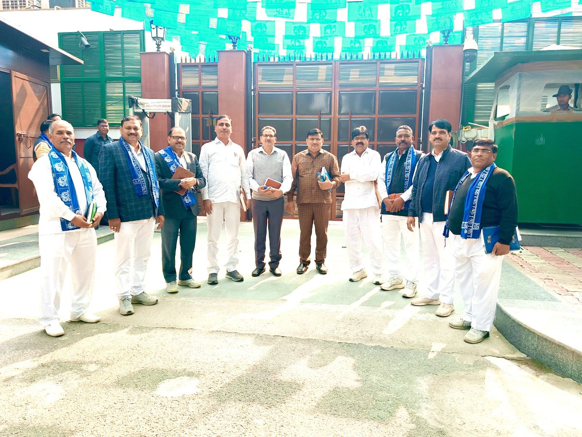 sumaratsingh's tweet image. आज दिनांक 13/11/25 को दिल्ली में परम आदरणीय बहन कुमारी मायावती जी( राष्ट्रीय अध्यक्ष बसपा पूर्व मुख्यमंत्री उत्तर प्रदेश )ने (राजस्थान,मध्यप्रदेश , छत्तीसगढ़, गुजरात, दिल्ली ) प्रदेश के संगठन की समीक्षा कर दिशा निर्देश दिए -