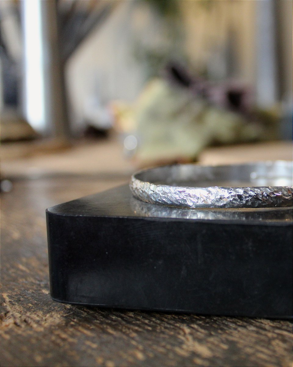 Quarterworkshop's tweet image. The best kind of joy — making something with your own hands ✨👐✨
Here are some lovely outcomes from a recent Bangle workshop! ☺️🌿

#bangleworkshop #handmadejewellery #birminghamjewelleryquarter #makersmoment #joyofmaking