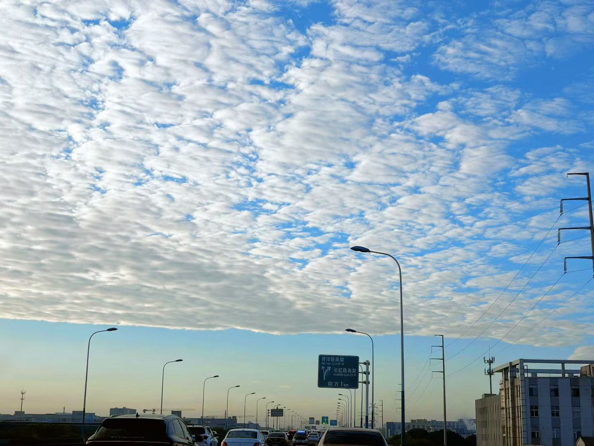 shnshn525188's tweet image. 今天的云好好看#抬头仰望，也会发现美好