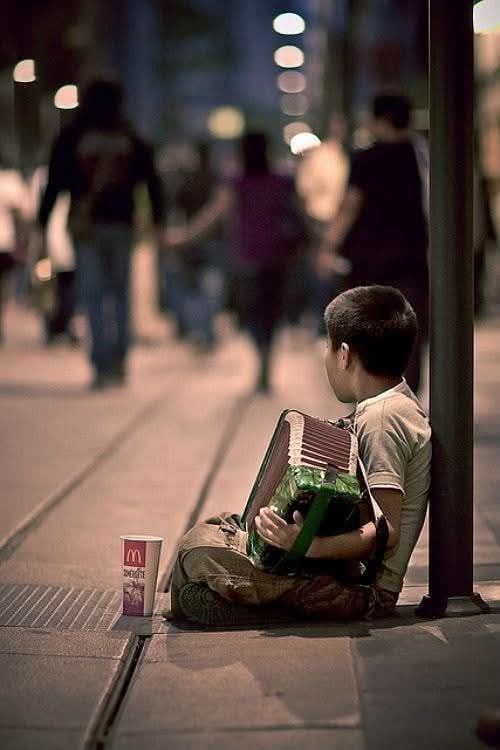 " supongo que el único momento en que la mayoría de la gente piensa en la justicia,  es cuando le sucede a ellos " ( charles Bukowski)