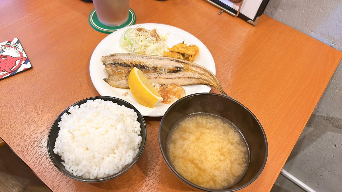 robota_official's tweet image. 全くオタクBAR感がない写真ですが

こんばんは、オタクBARです

アニメ、特撮、アイドルなんでも好きなものを店長に教えてください！

知らないこと知れるっていいよね！

店のルールはただ一つ、楽しく会話しよう！

最近は魚定食も出してます。800円。

今日はかますのみりん焼き。