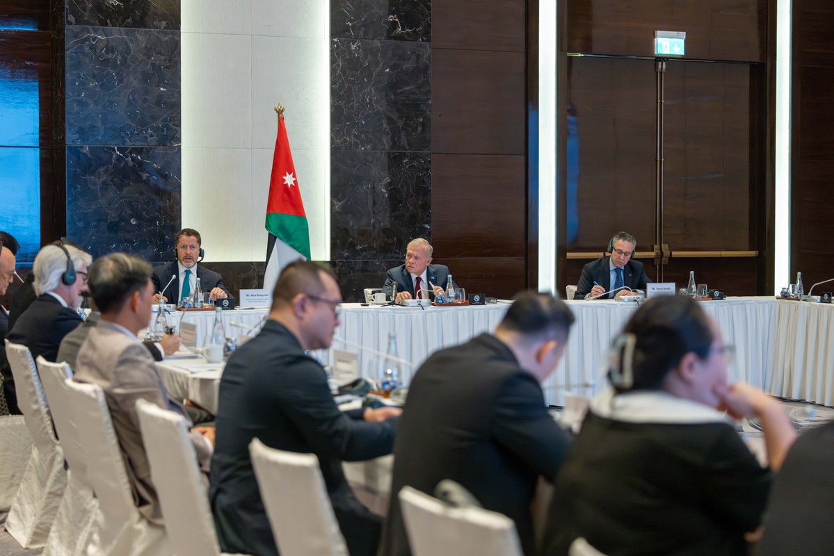 RHCJO's tweet image. جلالة الملك عبدﷲ الثاني يجتمع في هانوي بممثلين عن شركات فيتنامية رائدة في قطاع المحيكات وممثلين عن قطاع المحيكات في #الأردن. وتم استعراض ميزات الشراكات الاستثمارية وبحث فرص إنشاء شراكات صناعية تكاملية في قطاع المحيكات بين مؤسسات القطاع الخاص في البلدين
#فيتنام 

تفاصيل:…