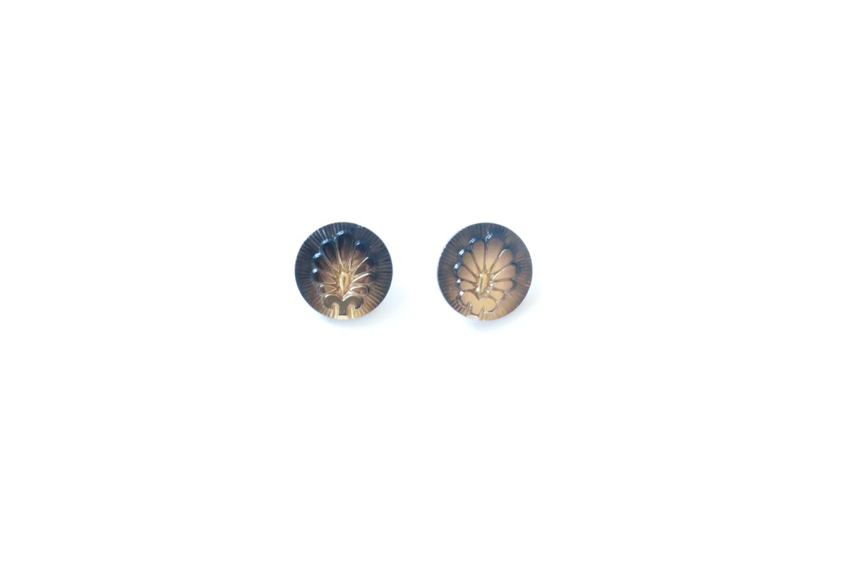 brankabutton's tweet image. Flower? Or leaf?

#glassbuttons #madewithfire