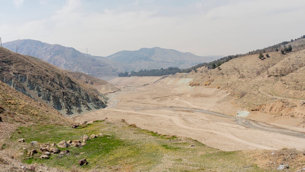 Water scarcity in #Iran. Drinking #water in #Tehran is shut off every evening for 15 million people. Many parts of Iran have not had rain for weeks. Reservoirs are running dry.
#ClimateCrisis will lead to extreme #drought, water shortage. Cut emissions now!