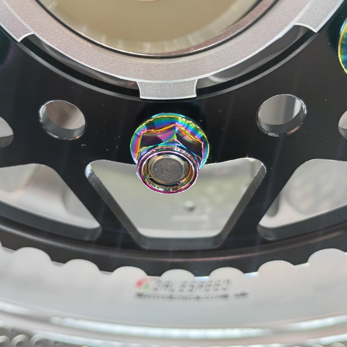 SEEDSPROUT01's tweet image. #新商品入荷
スプロケットメーカー #XAM より、リヤスプロケのロックナットがリリース！
カラーはブラック、クローム、ゴールド、レインボーの4種
店頭でタフライトBKとレインボーナットの組み合わせを展示中です。

#SEED岡崎
#ライコランドグループ