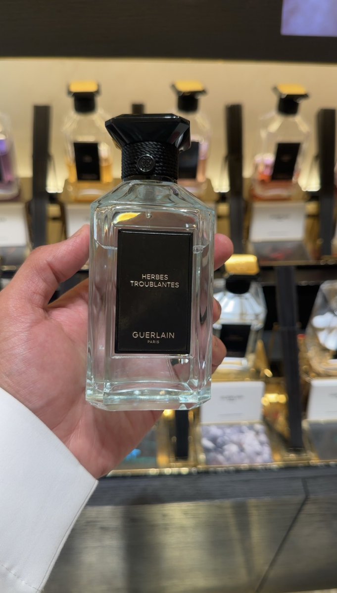 العطر الصامت ✨
Herbes Troublantes Guerlai

ليس لمحبين الأداء الصارخ المزعج ، عشبي فيه نفحة حمضية ولكن العشبية طاغية ، تعطي مزيد من الانتعاش الجميل مع قاعدة مسكية ، عطر للأجواء الهادئة ومن اختياراتي المفضلة 👌
#رابطة_عشاق_العطور