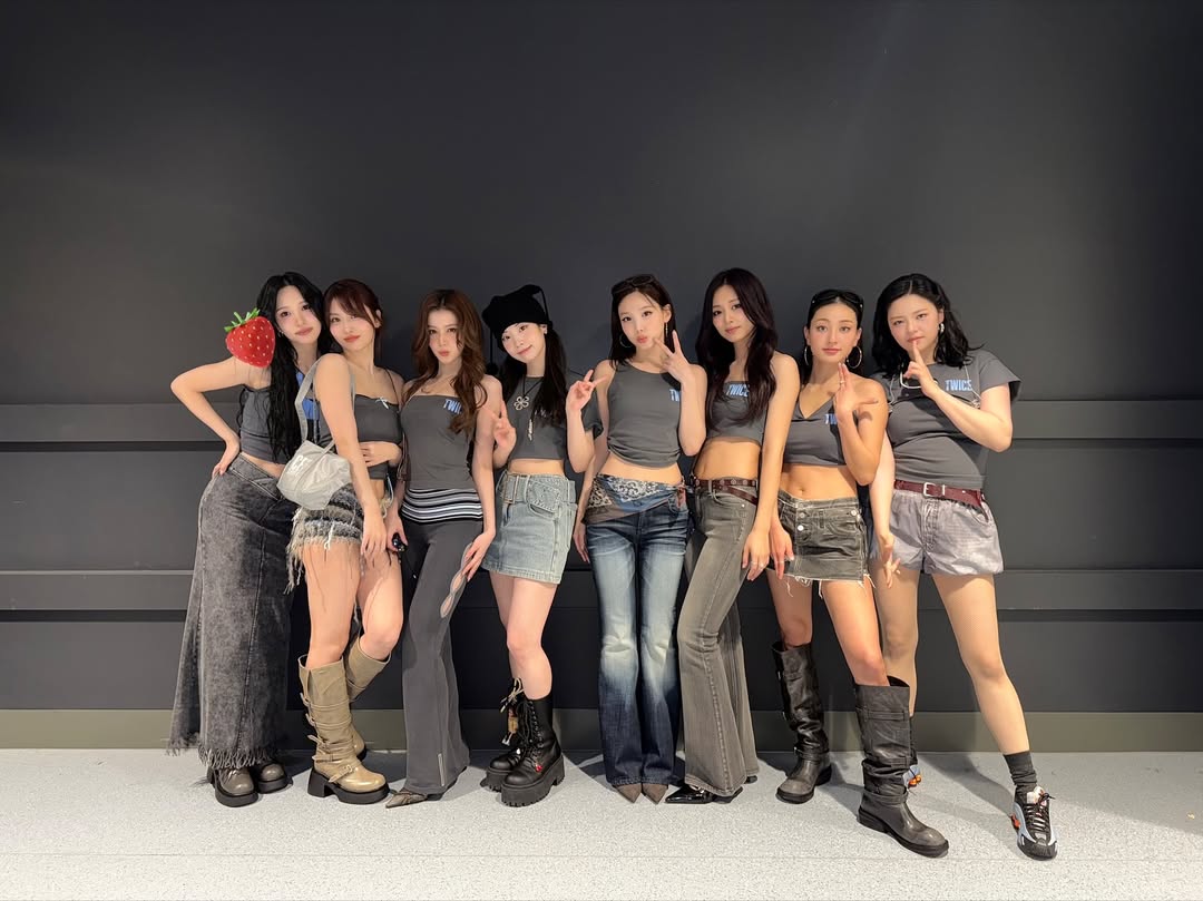 celebkr's tweet image. Who_사나 트와이스
Where_공식 인스타그램
Wearing_스컬프터 @sculptor_worldwide 
시너진 @synerjyn_official
Product_Cut Out Stripe Sweatpants 
DIAGONAL ZIPPER SLINGBACK 

#사나 #트와이스 #twicetagram #스컬프터 #sculptor #시너진 #SYNERJYN