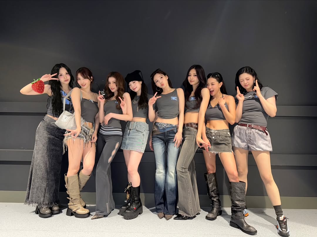 celebkr's tweet image. Who_사나 트와이스
Where_공식 인스타그램
Wearing_스컬프터 @sculptor_worldwide 
시너진 @synerjyn_official
Product_Cut Out Stripe Sweatpants 
DIAGONAL ZIPPER SLINGBACK 

#사나 #트와이스 #twicetagram #스컬프터 #sculptor #시너진 #SYNERJYN