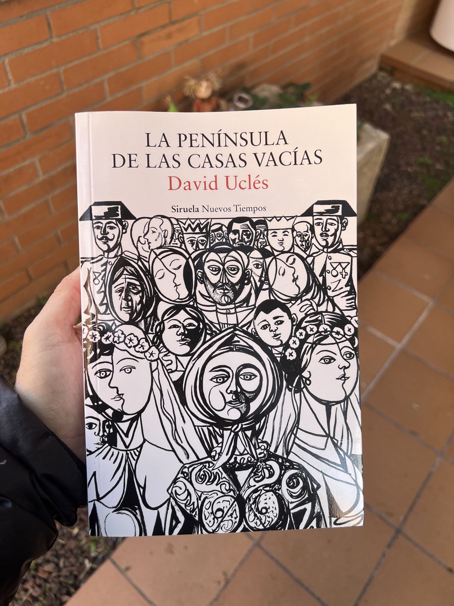 En La península de las casas vacías el realismo mágico no suaviza la historia, la hace respirable. Permite que el horror se mezcle con la ternura, que lo cotidiano sea el hilo por donde se cuelan las memorias y las heridas de la Guerra Civil.

A través de conversaciones simples,